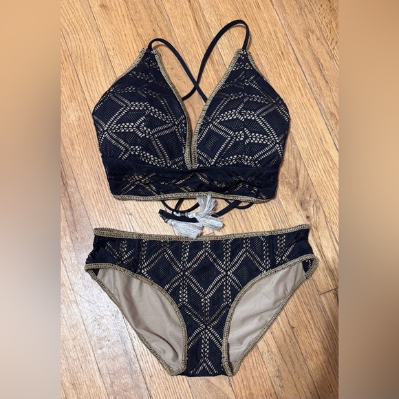 Весса Wanderlust Halter Top (D) and Bikini Bottoms (S) in Black/Tan - Picture 3 of 5